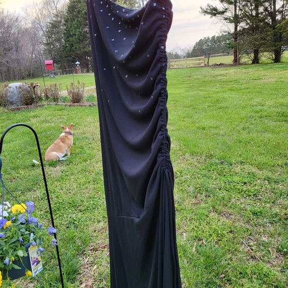 PROM SEASON, WEDDING SEASON & SPRING FORMAL SEASON! Black 1 shoulder long dress - Picture 3 of 8